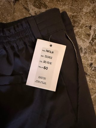 Pantalones grises con detalles naranjas