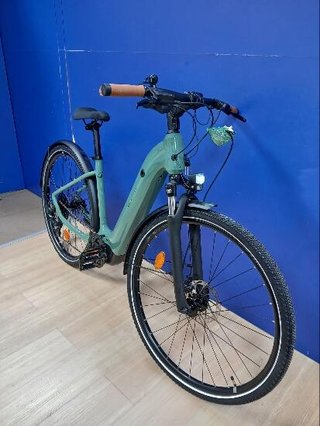 Bicicleta eléctrica trekking motor central cuadro bajo