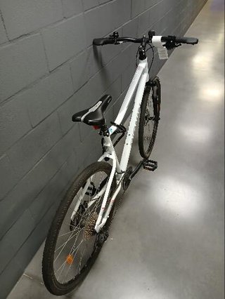 Bicicleta de trekking 28 pulgadas aluminio monoplato 9V