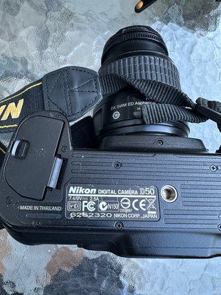 Cámara Nikon D50 con accesorios