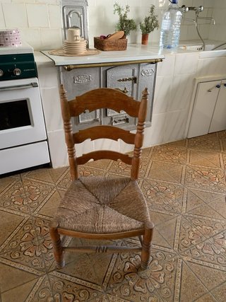 Silla de madera y mimbre antigua