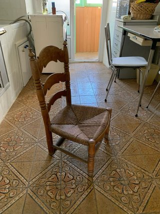Silla de madera y mimbre antigua