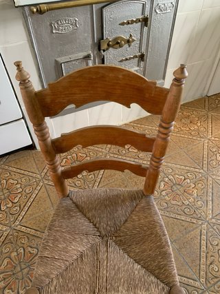 Silla de madera y mimbre antigua