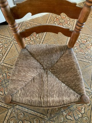 Silla de madera y mimbre antigua