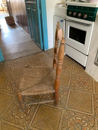Silla de madera y mimbre antigua