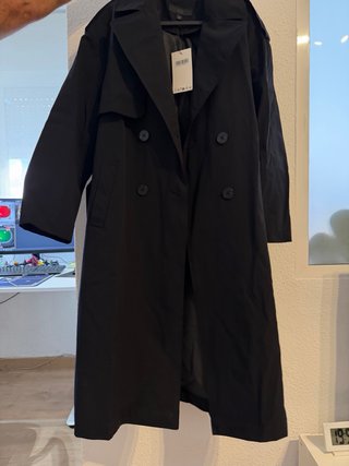 Gabardina Zara Negra con etiqueta