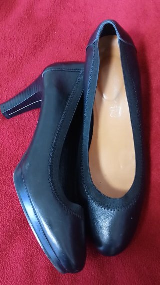 Zapatos de tacón negros elegantes