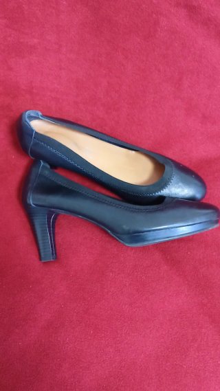 Zapatos de tacón negros elegantes