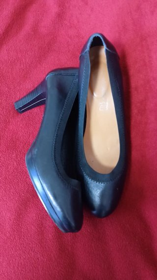 Zapatos de tacón negros elegantes