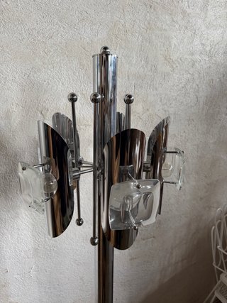 Lámpara de pie metálica y cristal