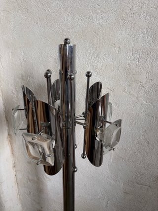 Lámpara de pie metálica y cristal
