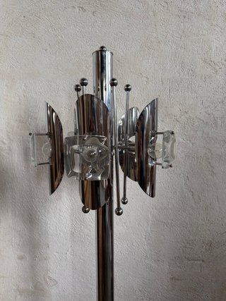 Lámpara de pie metálica y cristal