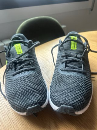 Zapatillas Under Armour Negras y Amarillas