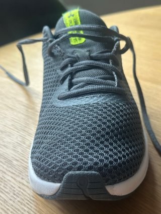 Zapatillas Under Armour Negras y Amarillas