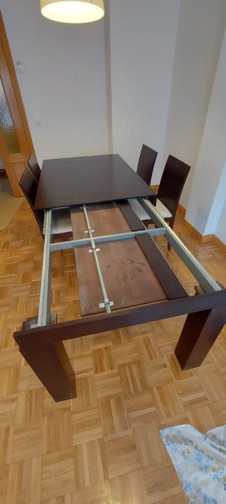 Mesa extensible y 4 sillas de madera