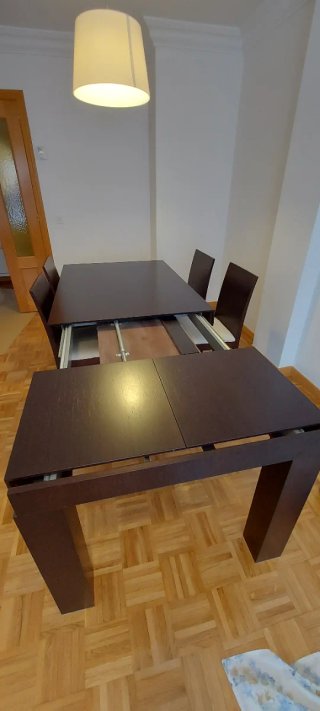 Mesa extensible y 4 sillas de madera