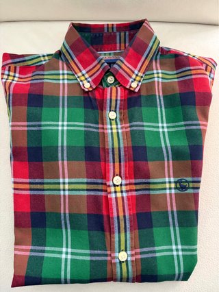 Camisa de cuadros de la firma “El Ganso”.
