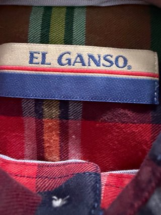 Camisa de cuadros de la firma “El Ganso”.