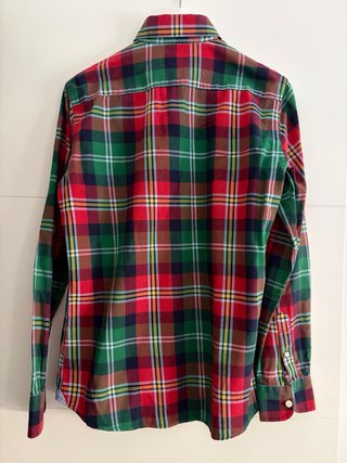 Camisa de cuadros de la firma “El Ganso”.