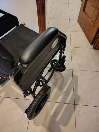Silla de ruedas ligera, limpia. Entrego tb Barna