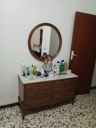 Aparador de madera con mármol y espejo