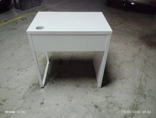 Mesa de escritorio blanco con cajón individual