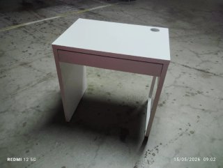 Mesa de escritorio blanco con cajón individual