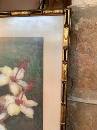 CUADRO FLORES CON MARCO DORADO Y CRISTAL