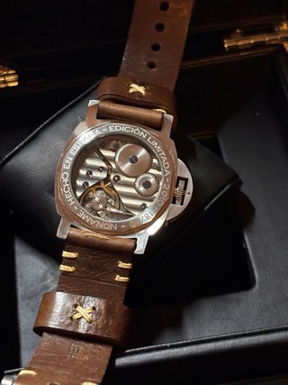 Reloj de pulsera gris con correa de cuero