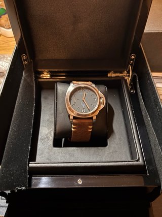 Reloj de pulsera gris con correa de cuero