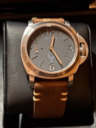 Reloj de pulsera gris con correa de cuero