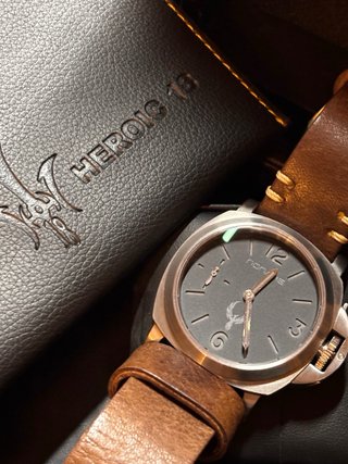 Reloj de pulsera gris con correa de cuero