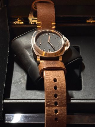 Reloj de pulsera gris con correa de cuero