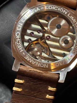 Reloj de pulsera gris con correa de cuero