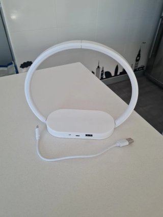 Lámpara LED con carga inalámbrica para móviles.