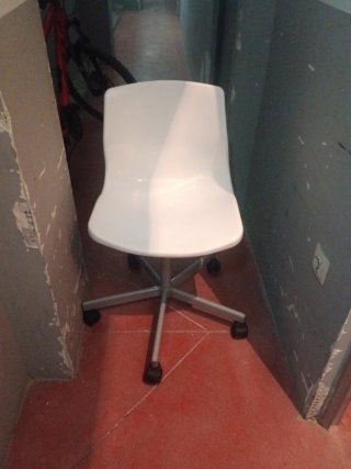 Silla de escritorio Ikea blanca. Tengo 2