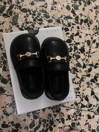 Zapatos negros niña con hebilla dorada Talla 23