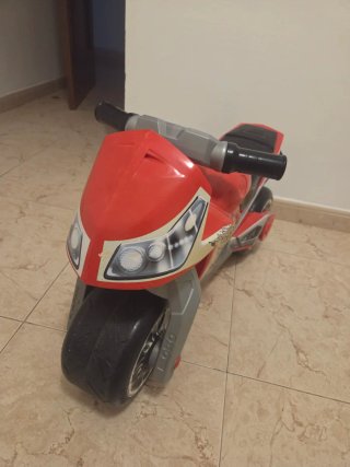 Moto correpasillos roja