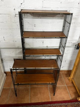 Estantería metálica y madera