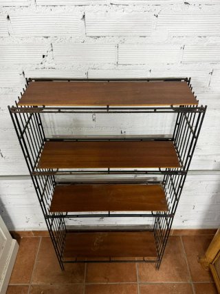 Estantería metálica y madera