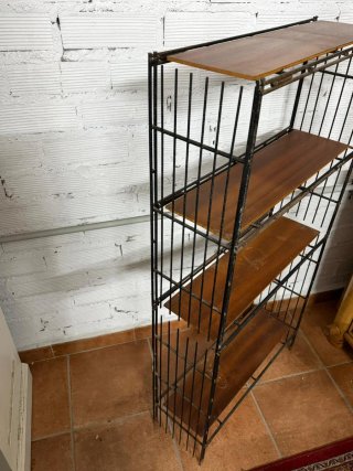 Estantería metálica y madera