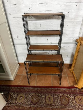 Estantería metálica y madera