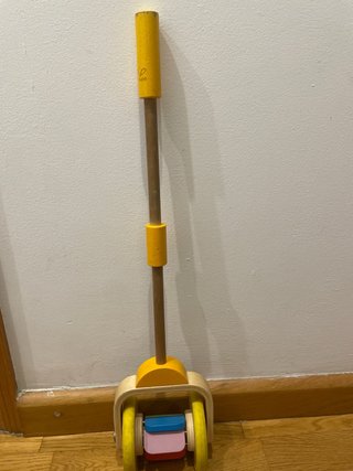 Sonajero de madera con ruedas HAPE