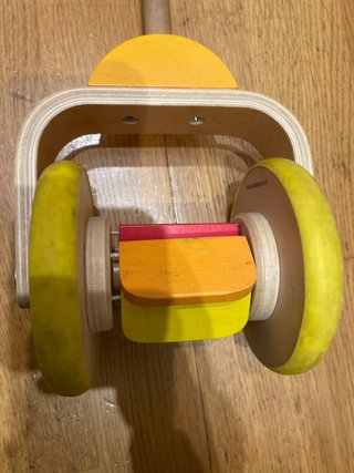 Sonajero de madera con ruedas HAPE
