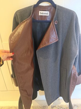 Abrigo Intrend gris con detalles marrones