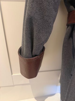 Abrigo Intrend gris con detalles marrones