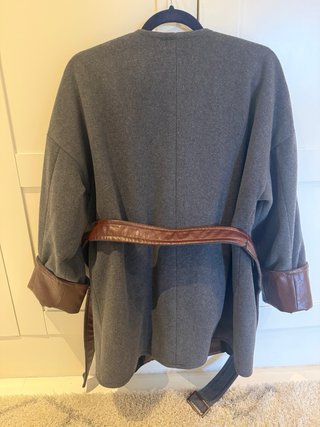 Abrigo Intrend gris con detalles marrones