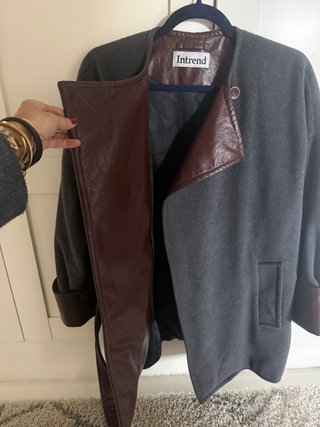 Abrigo Intrend gris con detalles marrones
