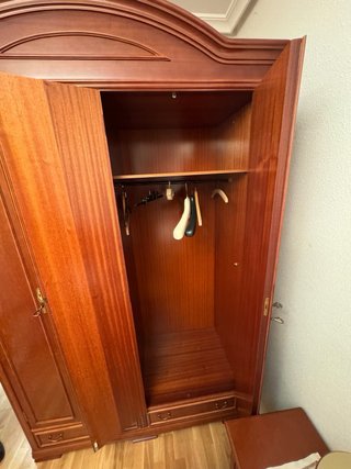 Armario de madera con puertas de espejo