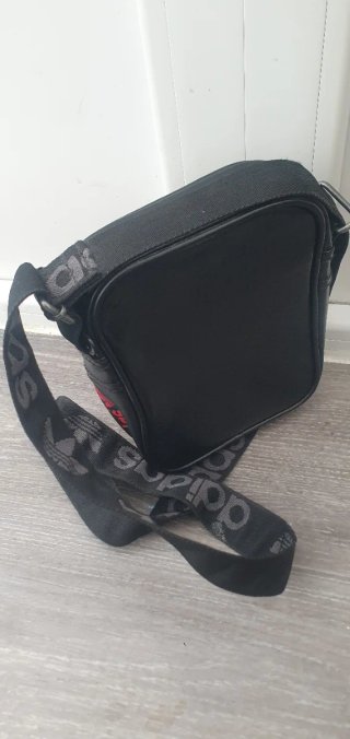 Bandolera Adidas Negra con Rayas Multicolor